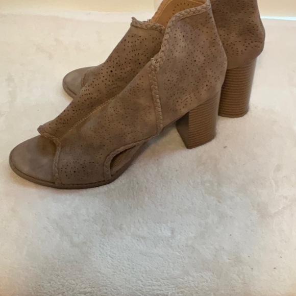 Report Tan Heeled Boots with Classic Design - Picture 6 of 8